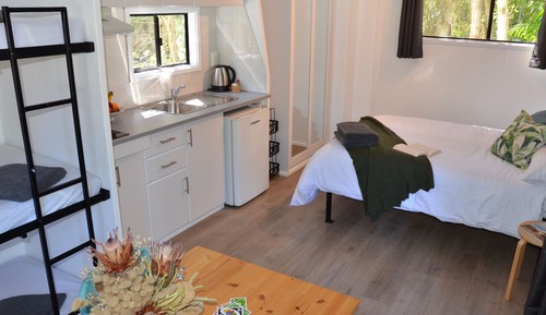 Cabaña estándar, 1 habitación, no fumadores, baño compartido (Linen/Towels Supplied to the Main Bed)