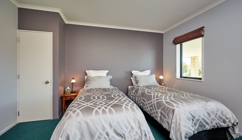 Habitación básica con 2 camas individuales