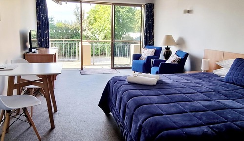 Estudio ejecutivo, 1 cama de matrimonio grande, cocina básica, vistas a la montaña