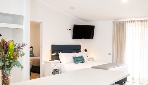 Suite familiar, varias camas, cocina básica, junto a la piscina