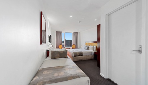 Habitación con 2 camas individuales, varias camas