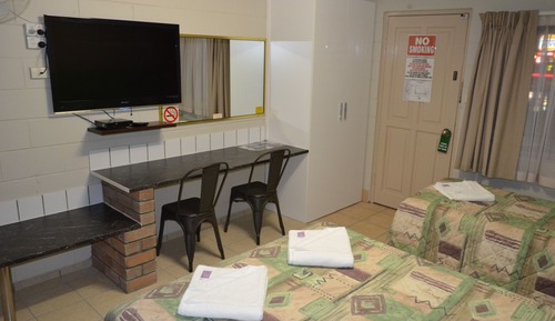 Habitación estándar, no fumadores, cocina básica (Queen and Two Singles)