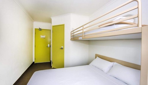 Habitación, varias camas