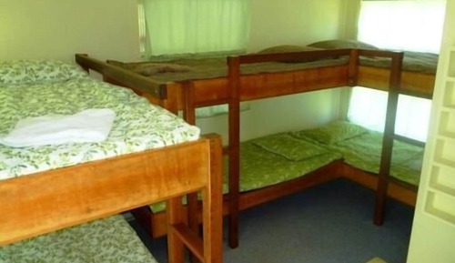 Cabaña (1 Queen and 8 Bunk Beds)