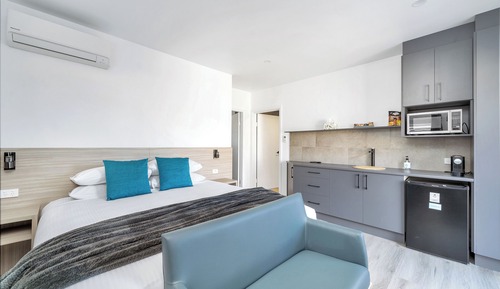 Habitación familiar, 2 habitaciones, cocina básica, planta baja