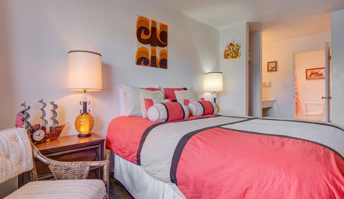Suite (Retro with Vintage Furniture)