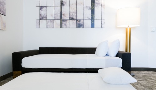 Suite, 1 cama de matrimonio grande con sofá cama (Mobility/Hearing Access, Roll-In Shwr)