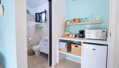 Habitación, 1 cama de matrimonio grande, junto a la piscina