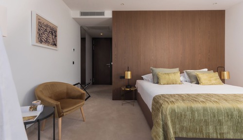 Habitación superior con 1 cama doble o 2 individuales, vistas al mar