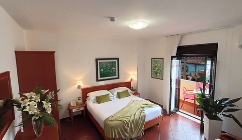 Habitación superior, 1 cama de matrimonio, balcón, vistas al mar (Converts to 2 Twin Beds)