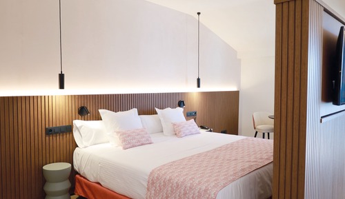 Habitación junior con 1 cama doble o 2 individuales, balcón