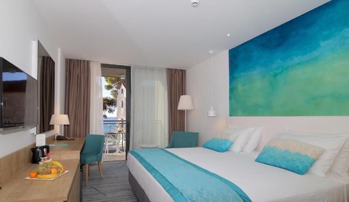 Habitación superior con 1 cama doble o 2 individuales, balcón, vistas parciales al mar