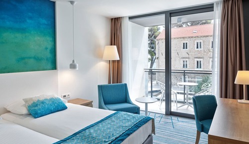Habitación estándar con 1 cama doble o 2 individuales, balcón