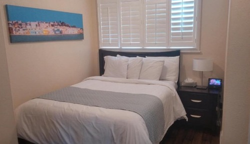 Room 17: Standard Queen - Located in House Next to Mansion
