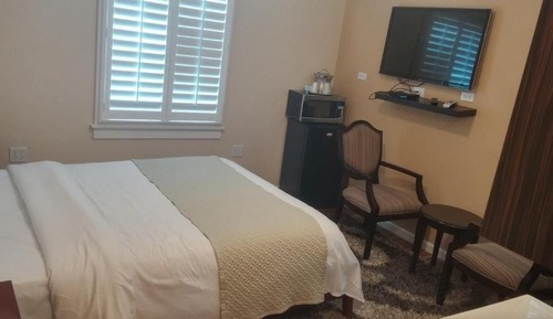 Room 16: Standard Queen - Located in House Next to Mansion