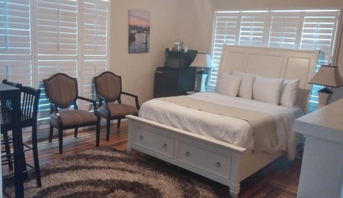 Room 14: Deluxe Queen Room - Located in House Next to Mansion