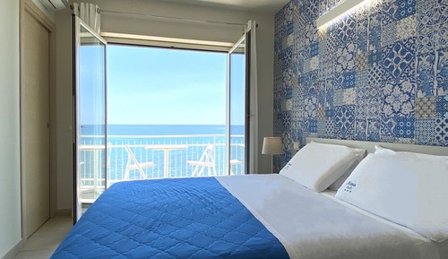 Habitación triple, vistas al mar