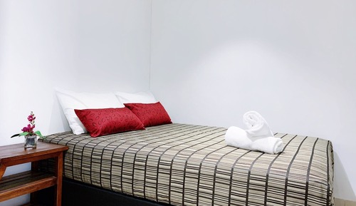 Apartamento superior, varias camas, balcón, vistas parciales al mar