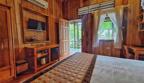 Bungalow, vistas parciales al mar
