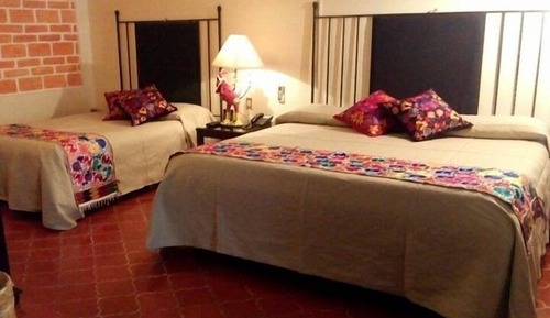 Habitación cuádruple estándar, varias camas, Servicio de limpieza (Poolside Suite King and F)