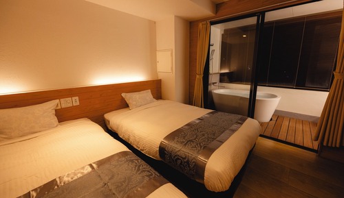 Habitación básica con 2 camas individuales, vistas a la montaña