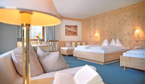 Habitación cuádruple, balcón (Zirbenzimmer)