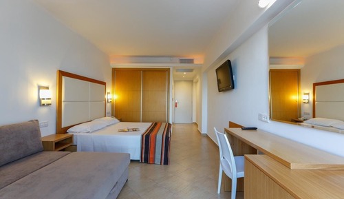 Habitación doble (2 Adults + 2 Children)