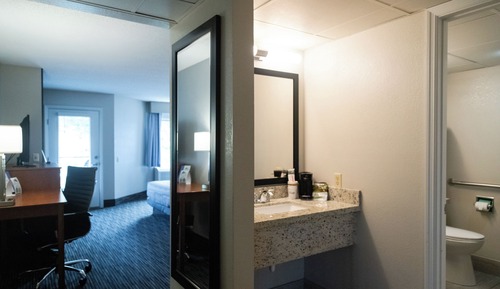Newly Renovated 2 Queen Beds, Fireplace, Private Balcony on River (Mobility Accessible)