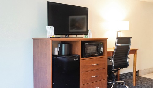 Newly Renovated 1 King Bed with Sofa bed, Fireplace, Jetted Tub, Private Balcony on River