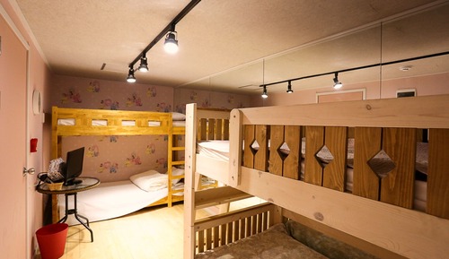 Habitación cuádruple (without window, basement)