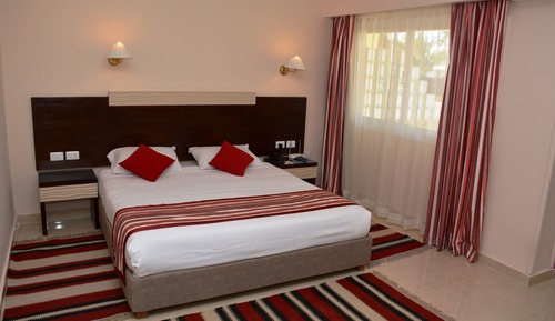 Habitación estándar con 1 cama doble o 2 individuales, vistas a la piscina