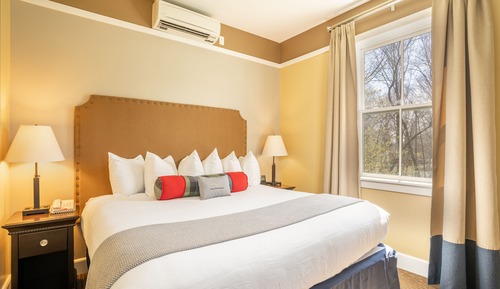 Suite (King Suite w/Balcony - Disability acc)