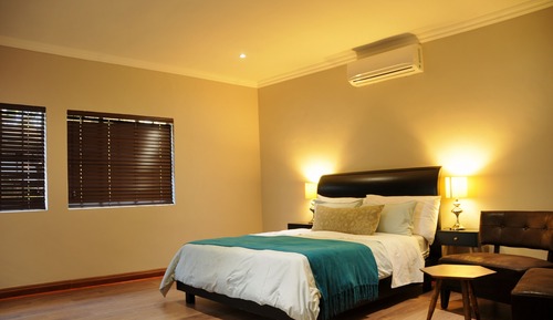 Habitación superior, varias camas, patio