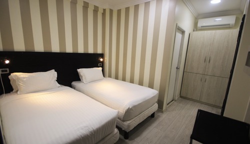 Habitación básica con 2 camas individuales, 2 camas individuales