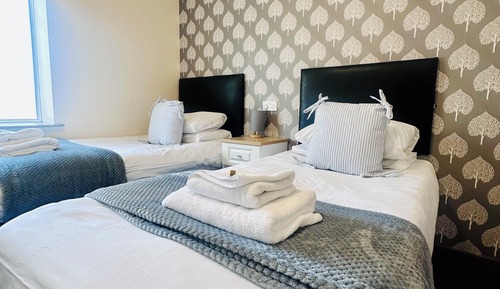 Habitación básica con 1 cama doble o 2 individuales