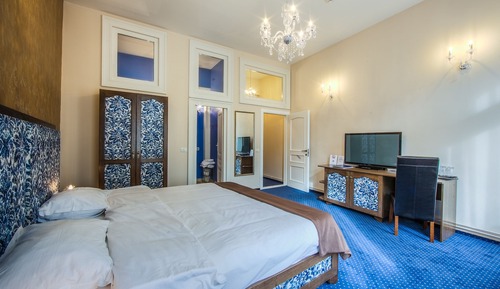 Deluxe Double or Twin Room (Black Church view)