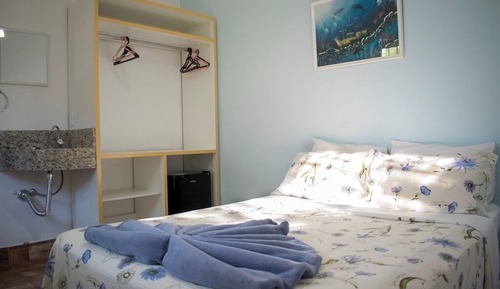 Habitación básica con 2 camas individuales, 1 cama doble, vistas al jardín, planta baja