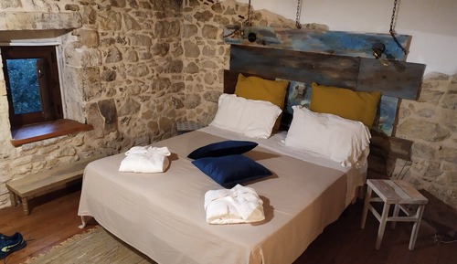 Casa tradicional, 1 cama de matrimonio grande, bañera de hidromasaje, vistas a la colina