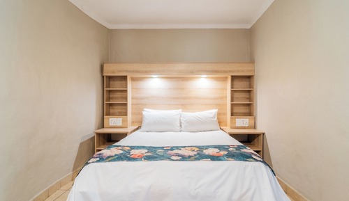 Bungalow (4 Sleeper Rondavel)