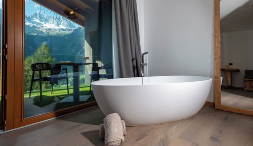 Habitación de diseño, balcón, vistas a la montaña