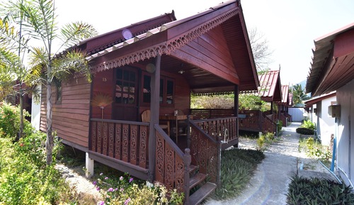 Habitación básica con 2 camas individuales