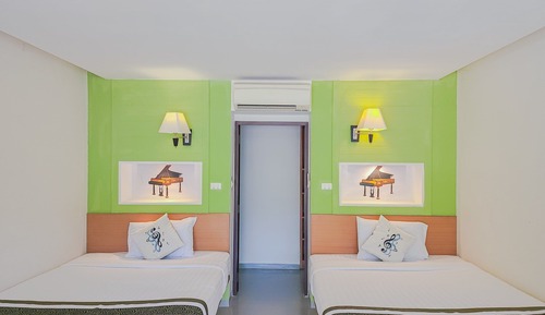Habitación superior con 2 camas individuales, vistas al jardín
