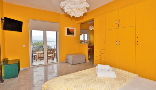 Estudio, balcón, vistas al mar