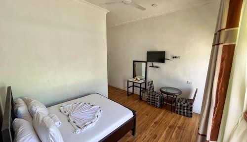 Comfort Room, 1 Queen Bed, Pool View
