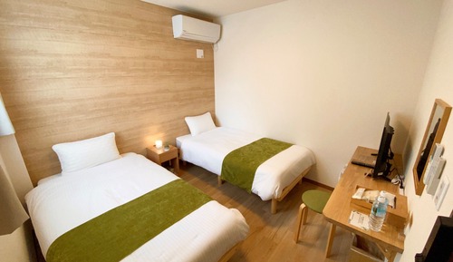 Habitación básica con 2 camas individuales