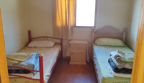 Habitación básica con 2 camas individuales