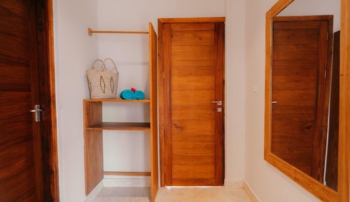 Habitación Deluxe doble, 1 cama de matrimonio grande, vistas parciales al mar, frente a la playa