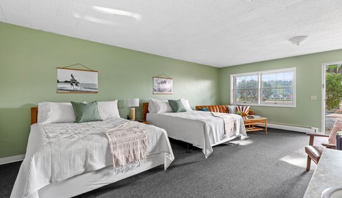 Suite estudio familiar, 2 camas de matrimonio, cocina básica, vistas a la piscina