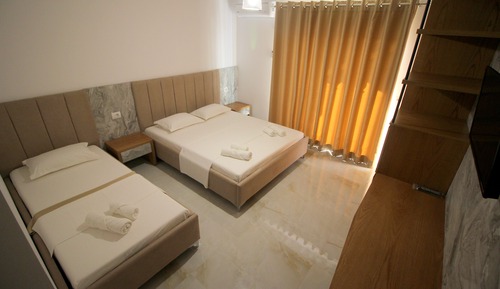 Habitación triple Deluxe, balcón
