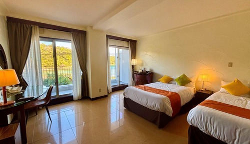 Habitación básica con 2 camas individuales